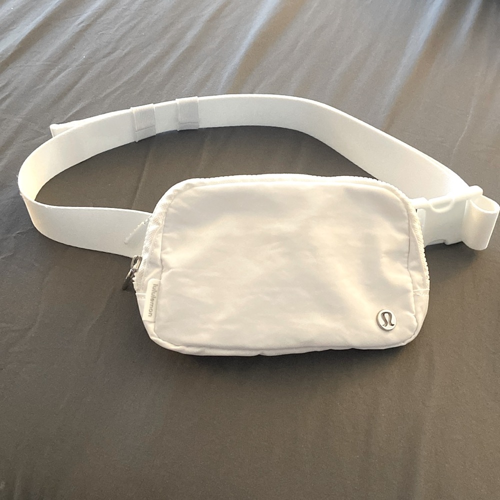 LIKE NEW Lululemon White Belt Bag 1L Everyday EBB Crossbody Sold Out Color